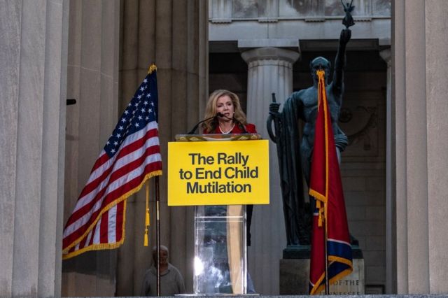 La senadora republicana Marsha Blackburn habla durante una manifestación contra la atención de afirmación de género en Nashville, Tennessee, el 21 de octubre de 2022.