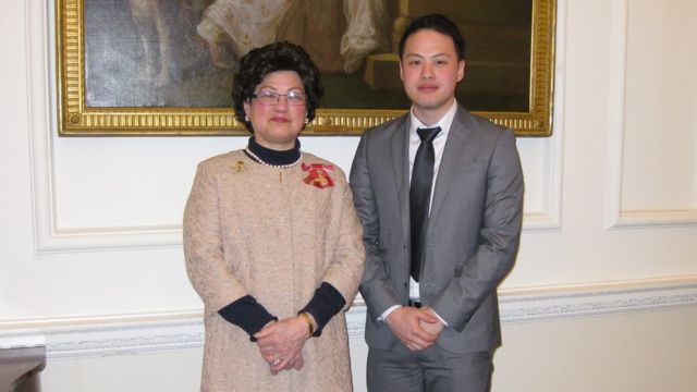 "华贤社"会长陈三妹MBE和她的儿子Raymond
