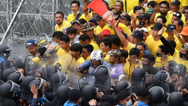 Royalist supporters confront the police during a pro-democracy rally near the Thai parliament.  17 November 2020