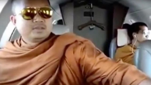Vídeo de monges em jatinho