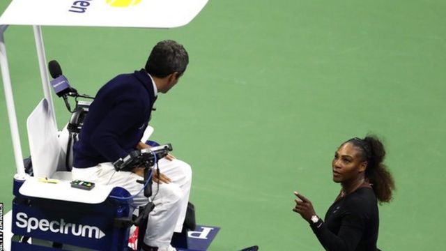 Serena Williams y el árbitro Carlos Ramos.