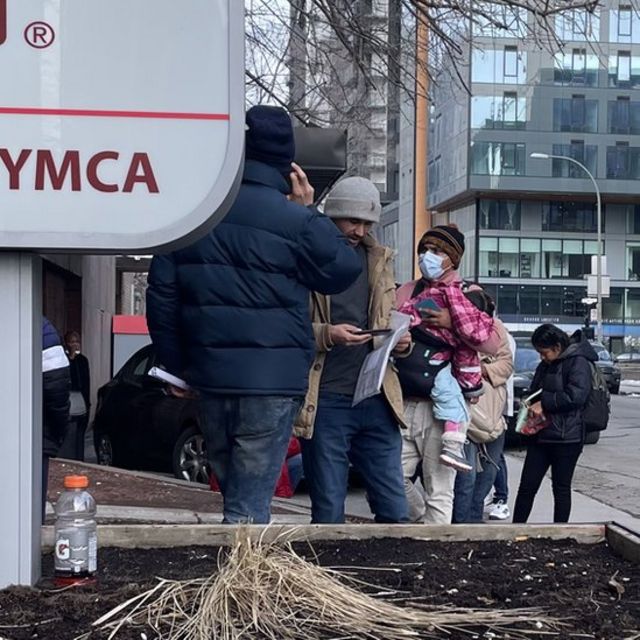 fila de migrantes en la entrada del albergue YMCA en Montreal