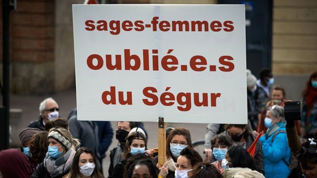 Um cartaz com linguagem neutra durante protesto na Fran&ccedil;a