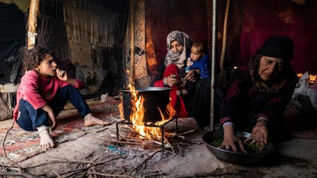 عائلة سورية في مخيم في الشمال السوري