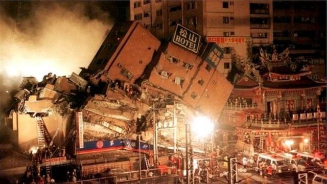 台北的东星大楼在921地震中倒塌，连带造成隔壁的大楼和附近的庙宇严重受损。