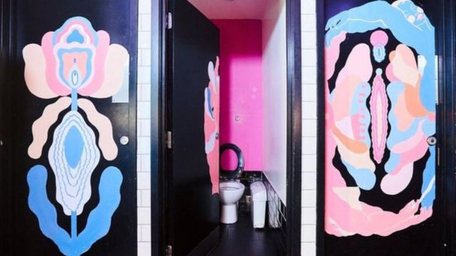 فنانة تقود حملة لرسم الأعضاء الجنسية للنساء على أبواب الحمامات 