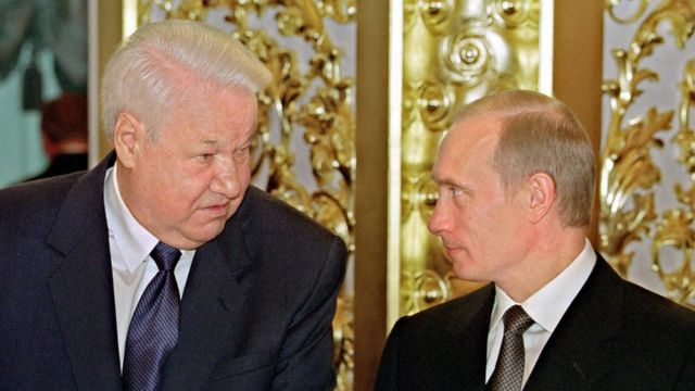 Boris Yeltsin e Vladimir Putin em 2001