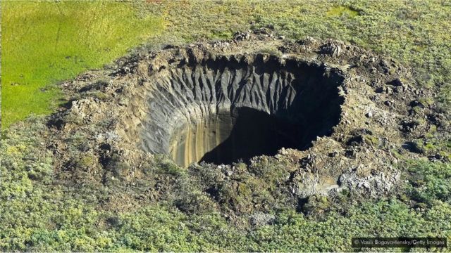 天然气喷发造成环形坑洞之时场面相当壮观，可看见剧烈爆炸将泥土和冰塊猛烈抛出而形成的圆柱型深洞。(photo:BBC)