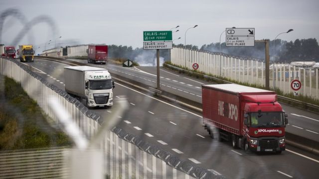 Camiones de carga en la ruta que conduce al puerto de Calais.