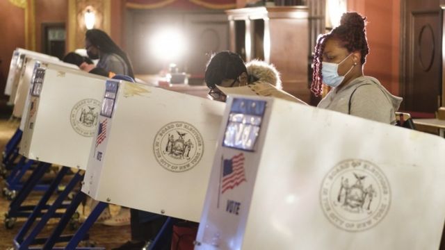 Votantes en una estación para votar en la ciudad de Nueva York.