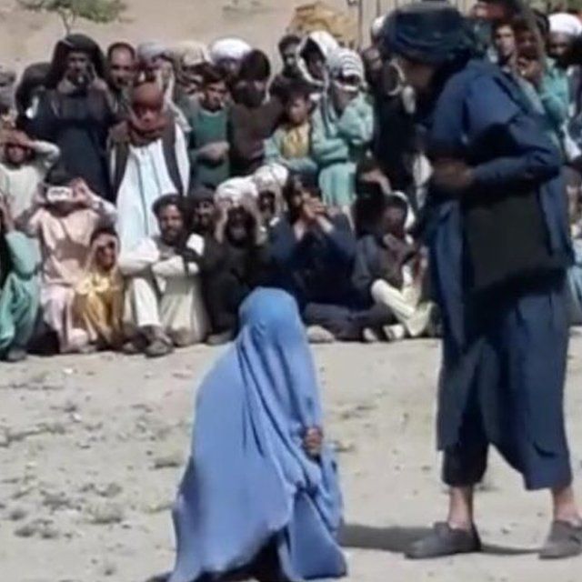 تصویری که حدود یک ماه پیش منتشر شده و ظاهرا مربوط به زنی است که به "اتهام داشتن رابطه نامشروع" در ولسوالی اوبه هرات از سوی افراد وابسته به گروه طالبان محکمه صحرایی شده‌است