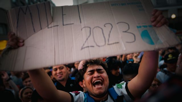 Jovens a favor de Milei
