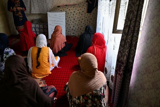 Bir evde gizlice eğitim gören Afgan kız öğrenciler. 