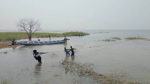 Niños tirando de una barca.