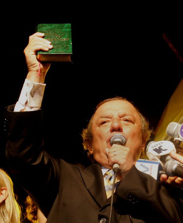Álvaro Noboa exhibe la Biblia en el cierre de campaña de 2006