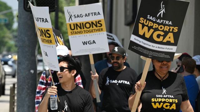 El sindicato de actores de EE.UU. inicia una huelga que paralizará la industria del cine y la televisión de Hollywood 2 Huelga