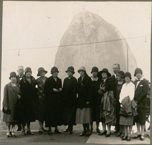 Marie Curie e sua filha, Irène, visitam o Pão de Açúcar, no Rio de Janeiro