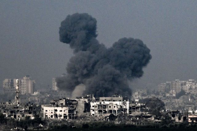 En esta foto tomada cerca de la ciudad de Sderot, en el sur de Israel, el 28 de octubre de 2023, se muestra una gran nube de humo levantándose durante un ataque aéreo israelí en el norte de la Franja de Gaza.