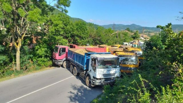 Jarinje sınır kapılarına giden yollar kapatıldı