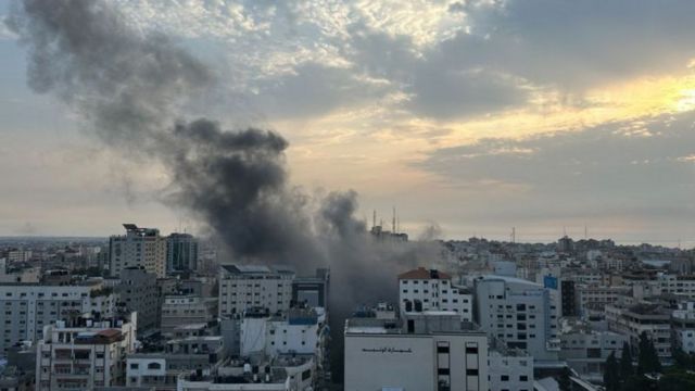 منظر لمدينة غزة أثناء تعرضها لقصف صاروخي.