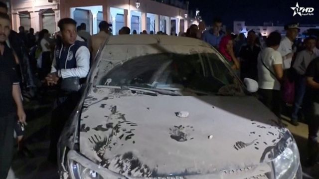 Un auto afectado por el terremoto en Marrakech
