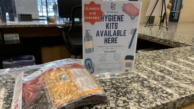 Kits de higiene distribuídos em biblioteca de Washington