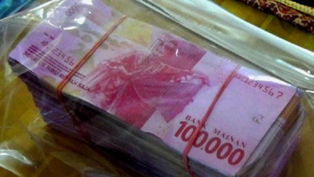 Saat pemeriksaan kasus ini, polisi menyita barang bukti berupa uang palsu berupa pecahan 100.000. 