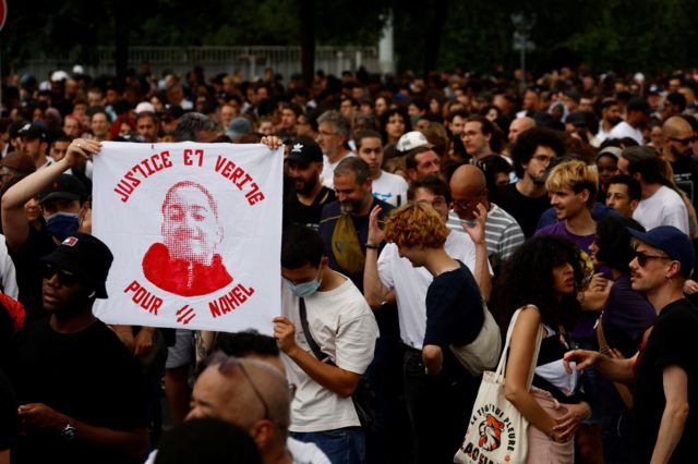 Violencia en Francia: quién era Nahel M, el joven de 17 años cuya muerte por un disparo de la policía desató una ola de protestas en el país - BBC News Mundo