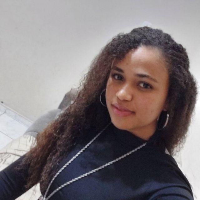 Jovem negra de blusa preta 