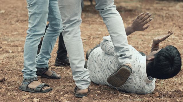 கிருஷ்ணகிரி அருகே தாக்குதல்