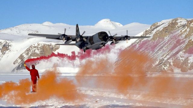 Avião pousando no gelo