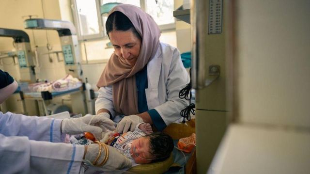 Médica afgana