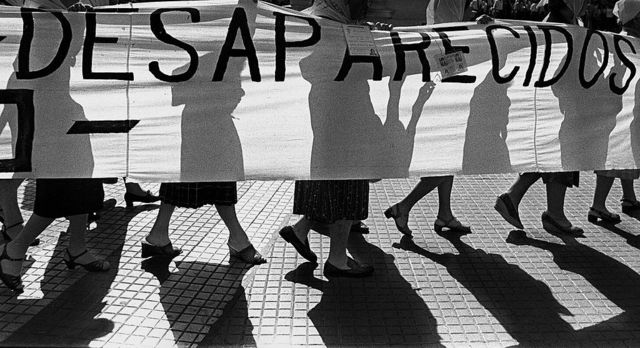 Mães da Praça de Maio carregam cartazes