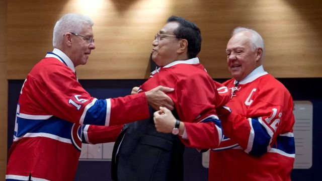Ông Lý Khắc Cường mặc áo khúc côn cầu của đội Montreal Canadaiens NHL trong chuyến thăm Canada năm 2016