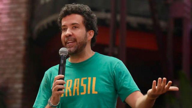 O deputado federal André Janones (Avante-MG) fala durante debate sobre comunicação na Bienal da Une, no Rio de Janeiro