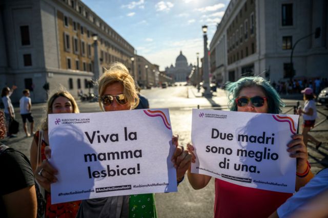 Madres lesbianas manifestando frente al Vaticano en protesta por la anulación de los registros de nacimiento de sus hijos.