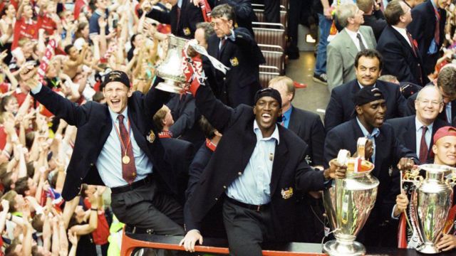 Manchester United celebrate winning the treble in 1999