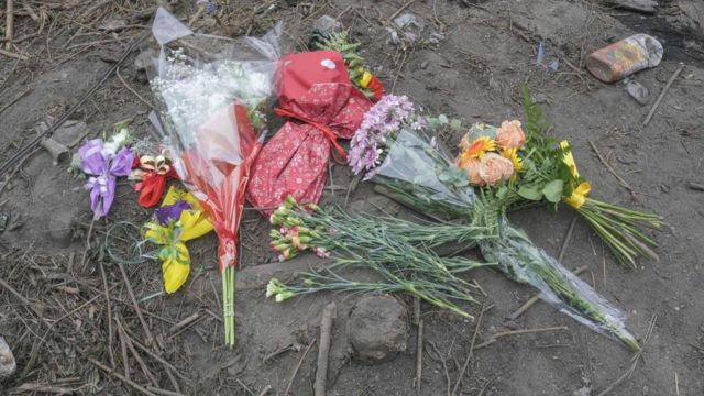 Ramo de flores depositado cerca del lugar del accidente.