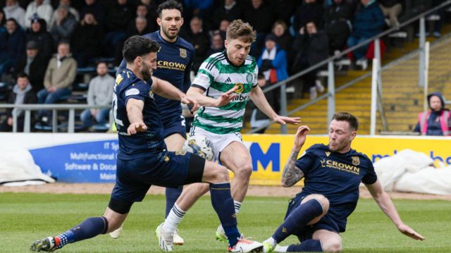 Celtic's James Forrest takes on Dundee's Jordan McGhee and Ricki Lamie during a cinch Premiership match between Dundee and Celtic