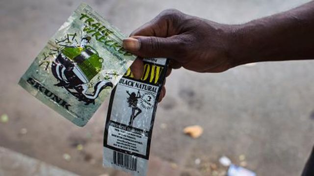 Pacotes de canabinoides sintéticos vendidos nas ruas de Nova York