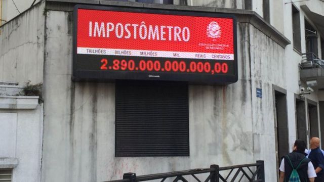 Painel do Impostômetro da Associação Comercial de São Paulo mostrando a arrecadação de quase R$ 3 trilhões em impostos