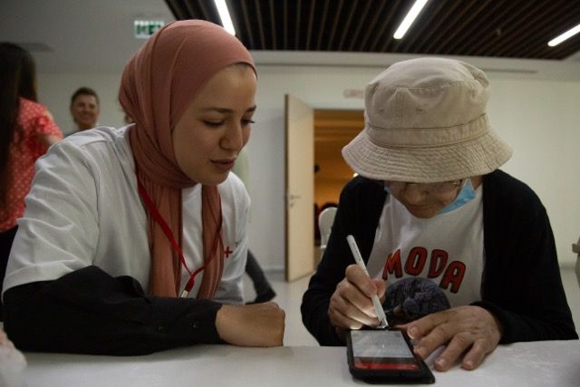Akıllı telefon kullanan yaşlı kadın