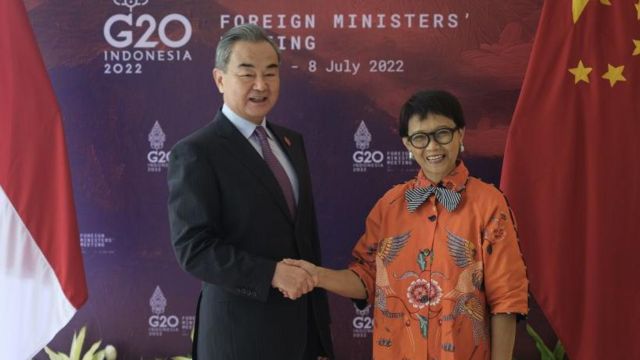 Ngoại trưởng Indonesia Retno Marsudi và Bộ trưởng Ngoại giao TQ Vương Nghị trong cuộc họp song phương bên lề Cuộc họp Các bộ trưởng Ngoại giao G20 ở Bali, Indonesia, hồi tháng 7/2022