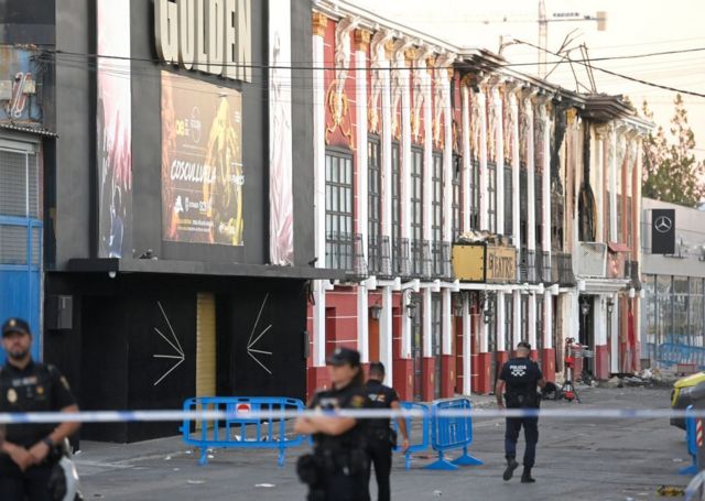 Agentes de policía bloqueando el acceso después de un incendio en una discoteca que mató al menos a trece personas en una discoteca de Murcia. 