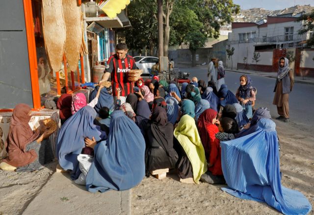 زنان در مقابل یک نانوایی در کابل