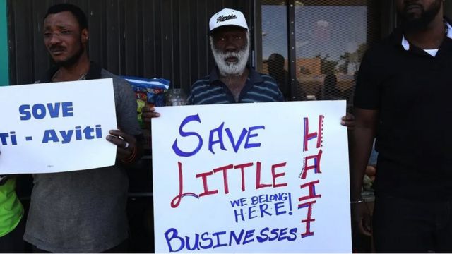 Moradores e comerciantes de Little Haiti protestando