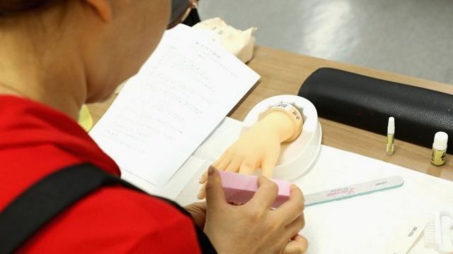 Pessoa aprende a fazer serviços de manicure em manequim 