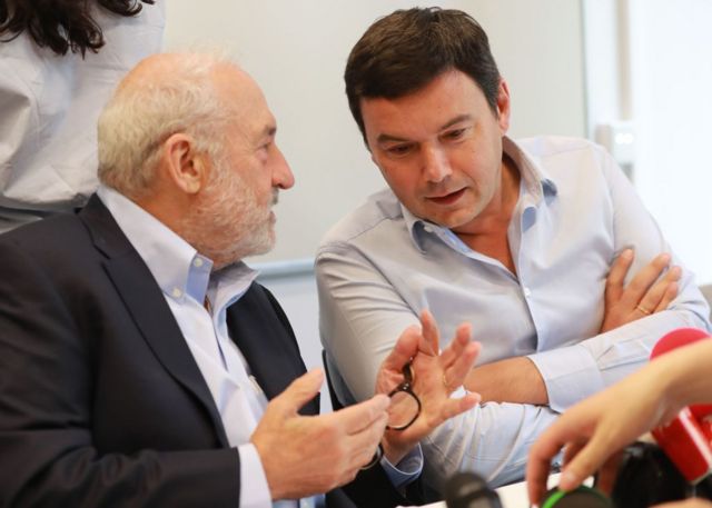 O economista americano Joseph Stiglitz e o francês Thomas Piketty durante evento em 2019