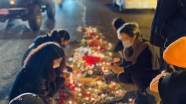 ش﻿هروندان در محل کشته شدن یکی از معترضان در حال روشن کردن شمع، اهدای گل و ادای احترام و یادبود هستند