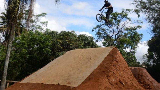 Ciclista salta em rampa construída pelos próprios moradores em parque no Itaim Paulista